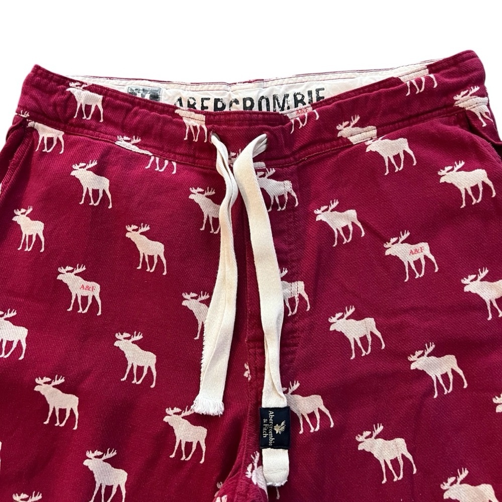 Abercrombie & Fitch Men’s  Size Med. Shorts in cranberry with cream Moose, - Picture 2 of 9